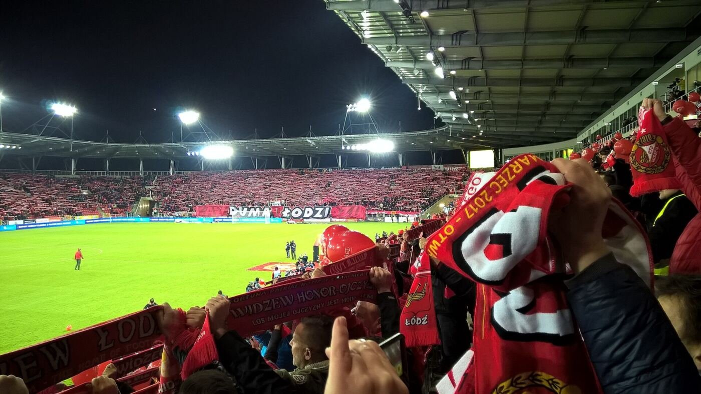 Kibice z szalikami na otwarciu stadionu